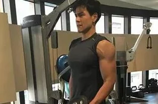 全身精光男体私房照新鲜出炉的健身成果令人惊叹