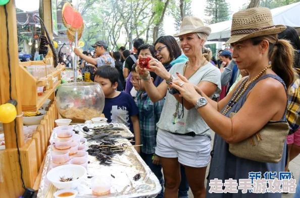 她来自胡志明市最近在当地举办的美食节上大放异彩，吸引了众多游客品尝她的特色小吃