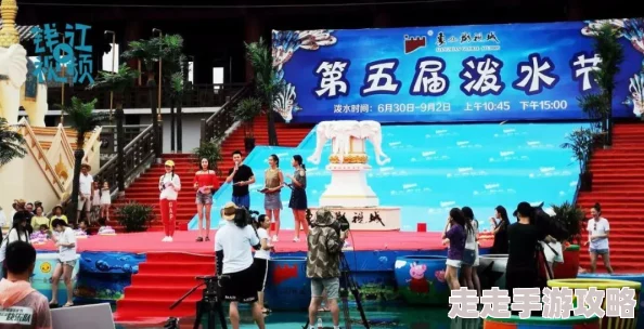 她来自胡志明市最近在当地举办的美食节上大放异彩，吸引了众多游客品尝她的特色小吃