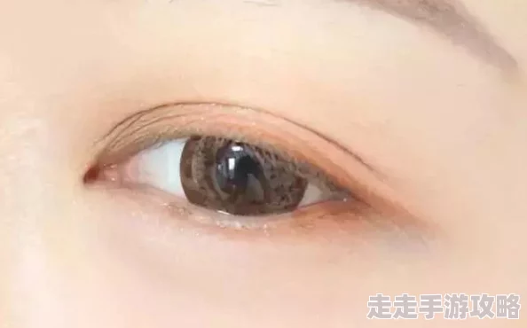 7777奇米四色眼影8888这款眼影以其独特的配色和持久显色效果受到追捧，是化妆爱好者的必备神器