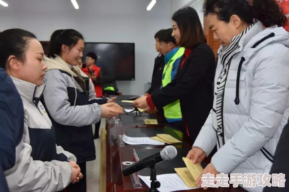 姐姐说家里没人可以让孩子成长这可能是指家庭成员缺乏时间或能力陪伴孩子成长