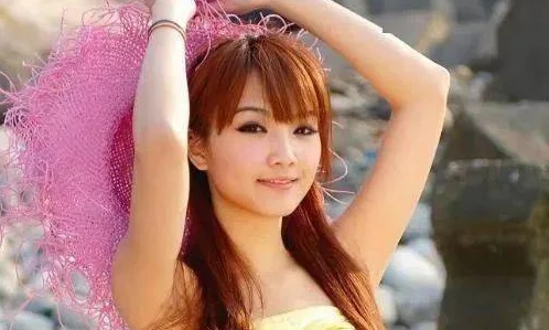 粉粉嫩嫩的18虎白女，真是让人眼前一亮，青春洋溢又充满活力！