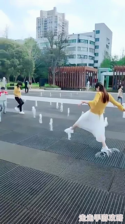 白丝美女喷水，真是让人眼前一亮，画面太美了，不敢直视！