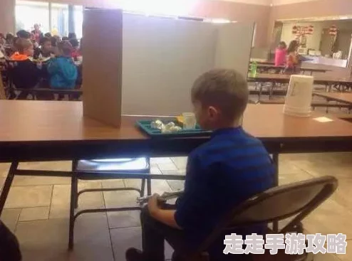 老师办公室里的强h男男近日，某校园内发生一起令人震惊的事件，一名教师在办公室内对另一名男性同事实施了强制行为，此事件引发了广泛关注和讨论