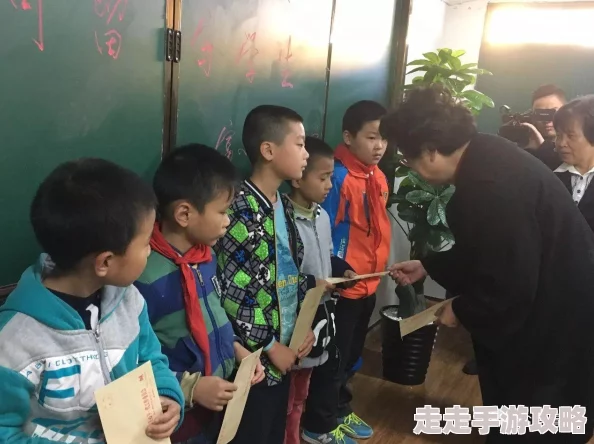 又黄又www的正能量：阳光下的花朵绽放美丽笑容
