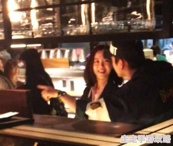 久久综合影视：某知名导演与女主角传出绯闻 两人被拍到深夜共进晚餐引发热议