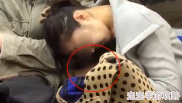 一边吃胸一边揉下面的视频引发热议网友纷纷评论内容尺度过大是否应加强监管