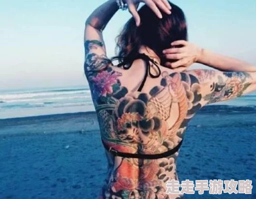 美女露着奶头光胸光屁屁还趴着打光屁股上新纹身花纹显眼