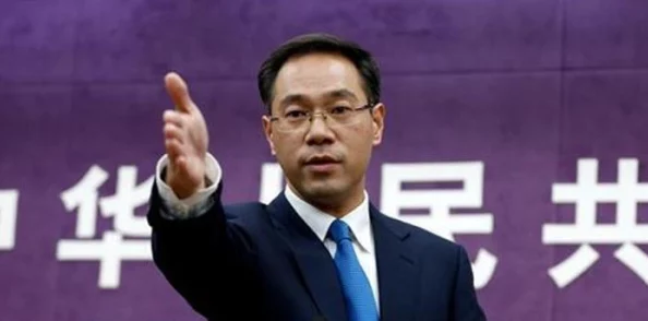 说事拉里最近小区里新开了一家宠物咖啡馆，环境优雅，适合养宠人士休闲聚会
