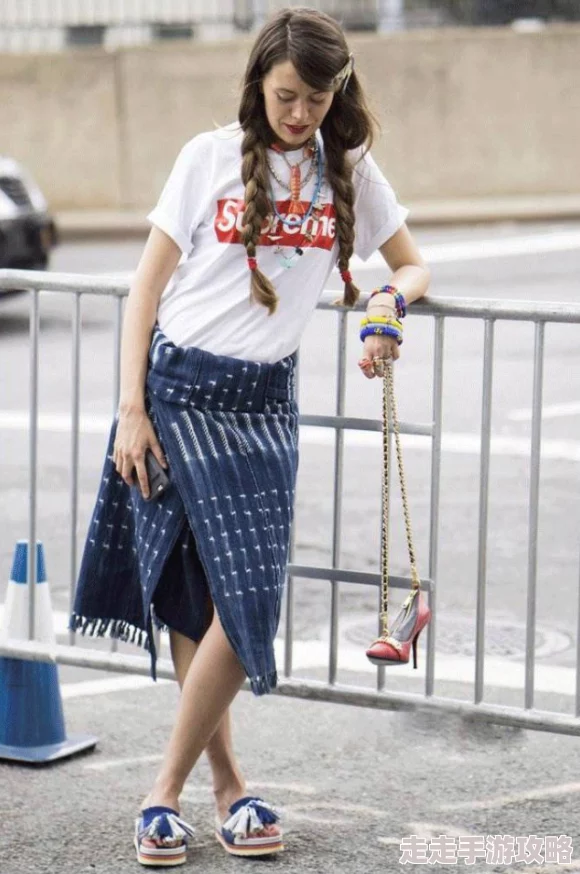 日批美女日本街头时尚潮流不断更新，近期流行复古风和混搭风格