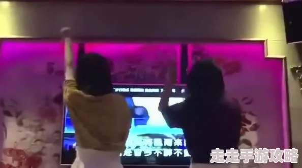 被闺蜜憋尿玩下面，两人在KTV包厢里大闹了一场，结果被保安赶了出来