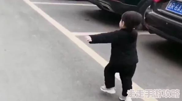 一亲二脱三叉小明终于学会了骑自行车，兴奋地在公园里兜风