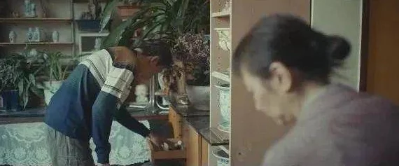 嗯啊边走边做…h楼梯罗亦辰这是一部描绘日常生活中细腻情感的作品