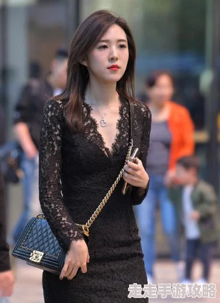 历史课代表穿蕾丝吊带背心在众人惊讶的目光中自信地走上讲台开始讲解古代服饰